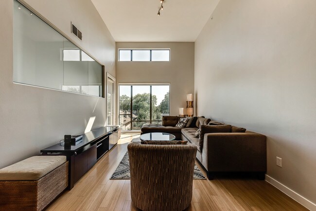 Building Photo - Stunning 2/2 Condo in Oak Lawn!