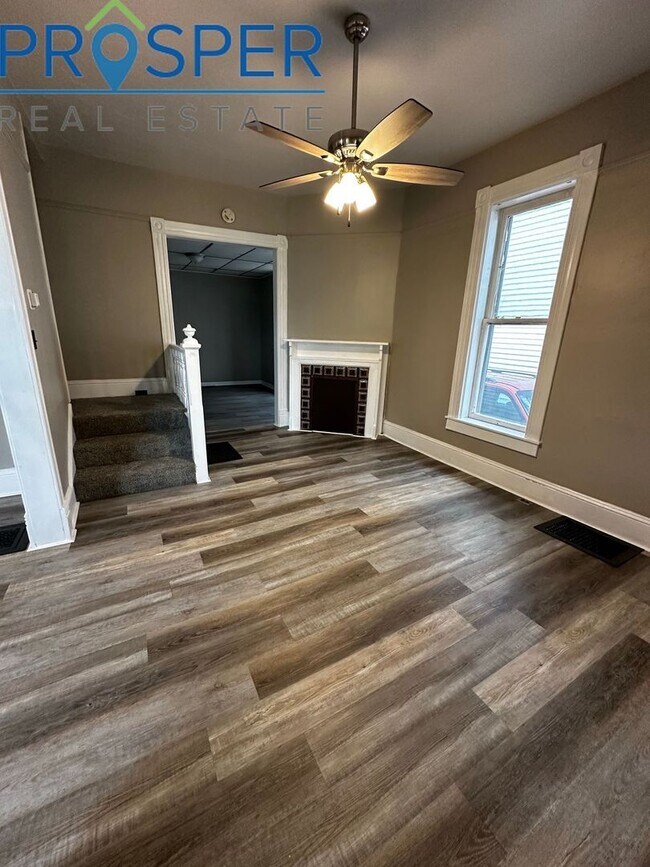 Building Photo - Charming 4 Bedroom House on Earl Street - Available June 2026