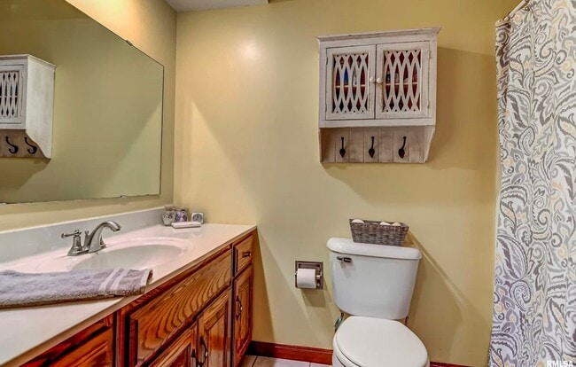 Building Photo - ROCHESTER 3 bedroom 2 bath AVAILABLE NOW!