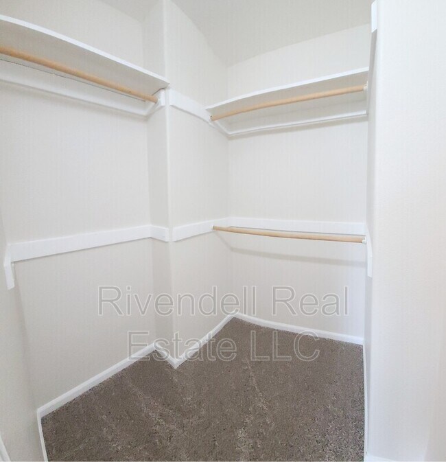 Building Photo - 2044 Oakcrest Cir