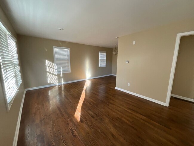 Building Photo - 2 Bedroom with move in special