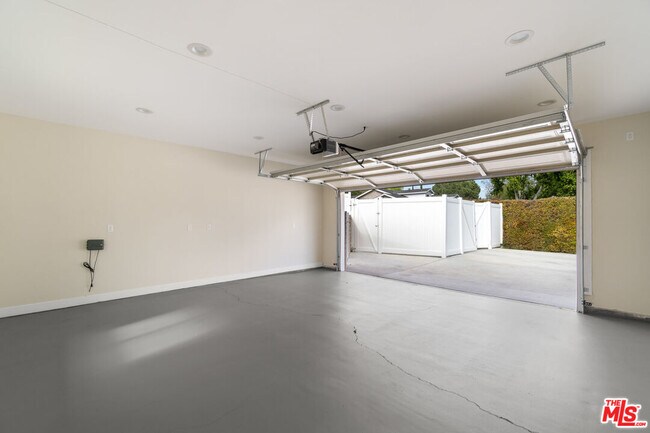Building Photo - 17633 Nordhoff St