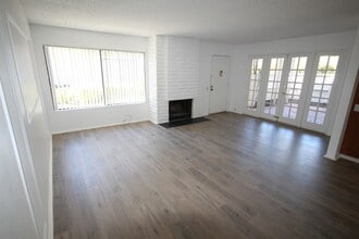 Building Photo - 3 Bedroom/2.5 Bath Townhouse in Heart of UTC