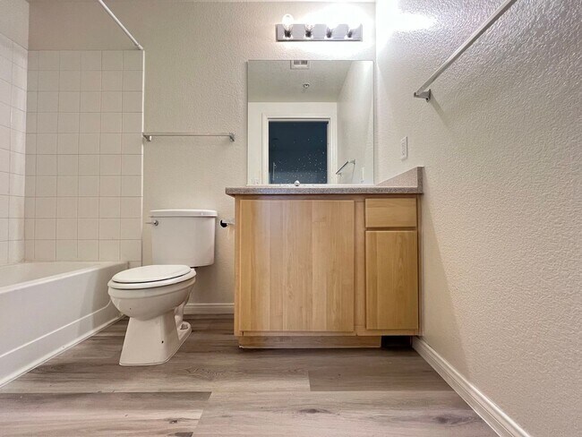 Building Photo - Sweet condo on the first leve