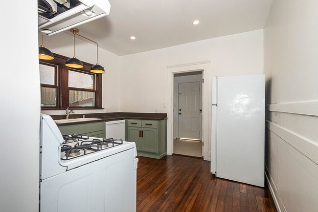 Building Photo - 1616 Bridge St