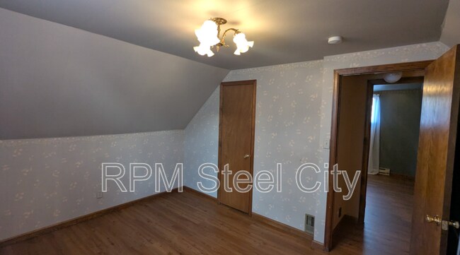 Building Photo - 512-512 1/2 W 10th St