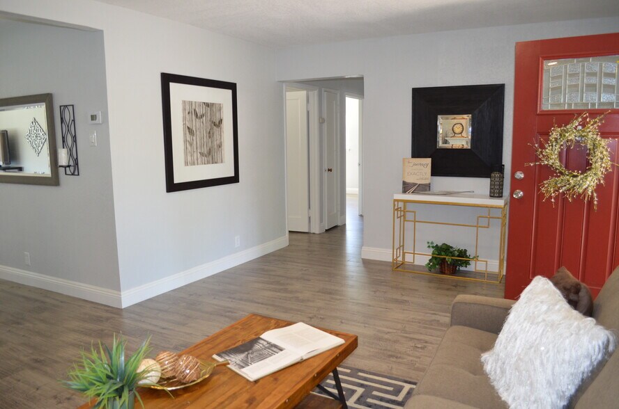 Entrance Area - 2355 Geraldine Dr