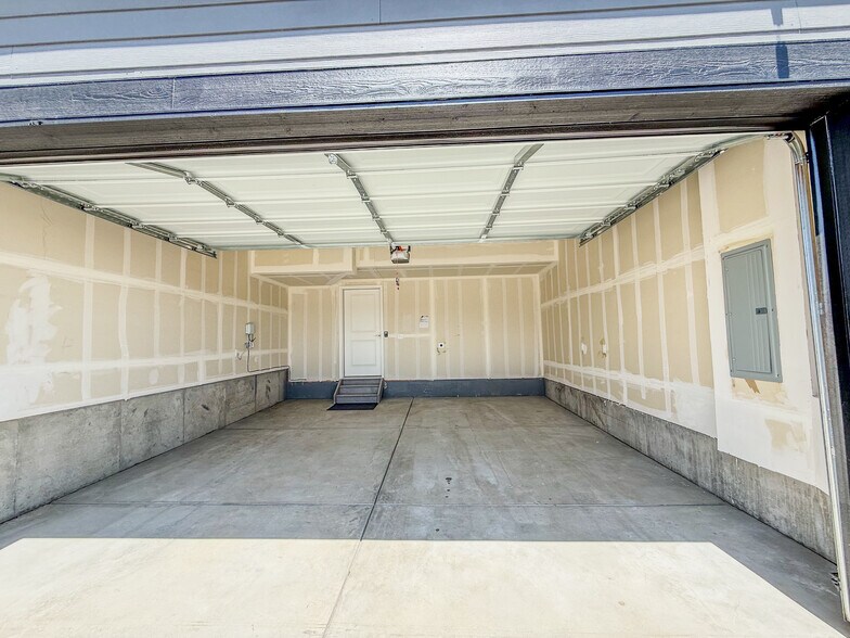 Garage with EV charger - 1736 Peak Loop