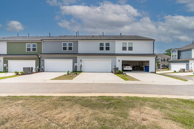 Building Photo - Cozy Townhome with 2 car garage!