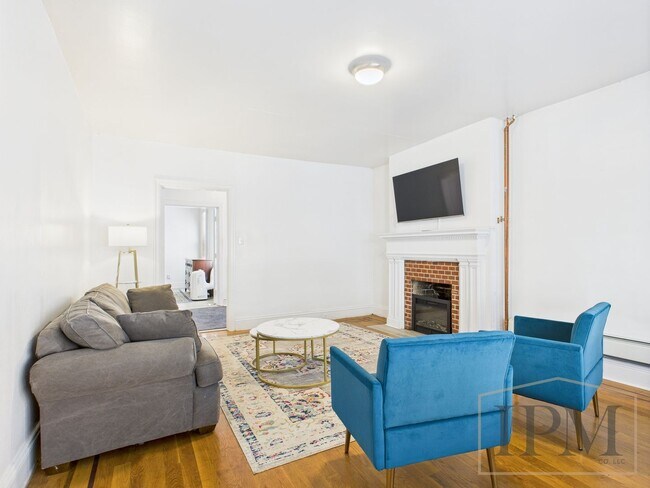 Primary Photo - 33 N Queen St