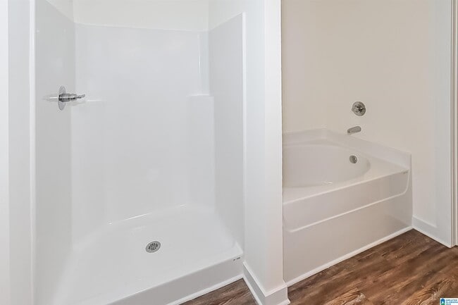 Building Photo - 553 The Heights Ln