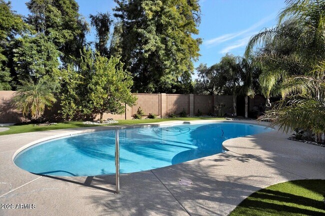 Building Photo - 2054 E Rancho Dr