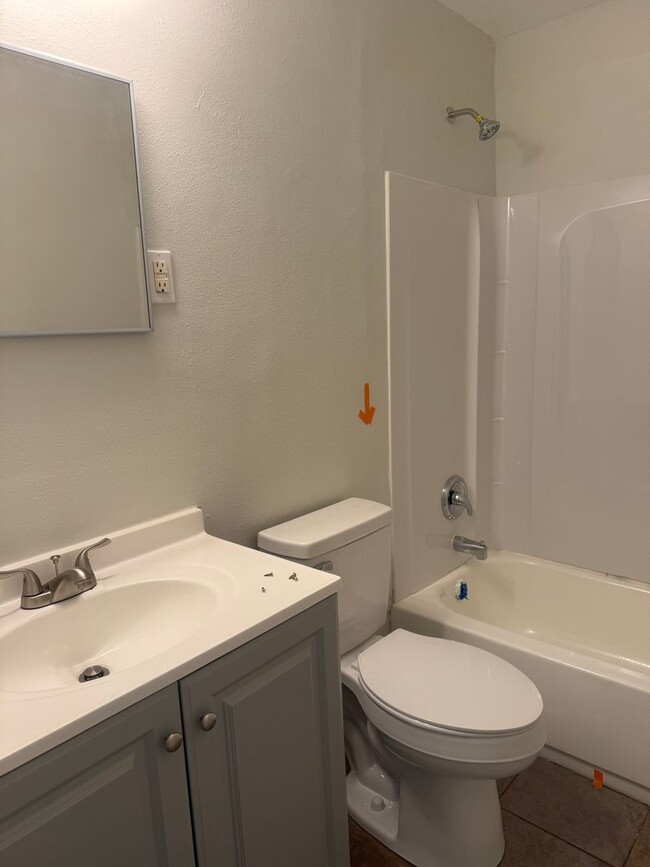Building Photo - 3 bedroom 1 bath