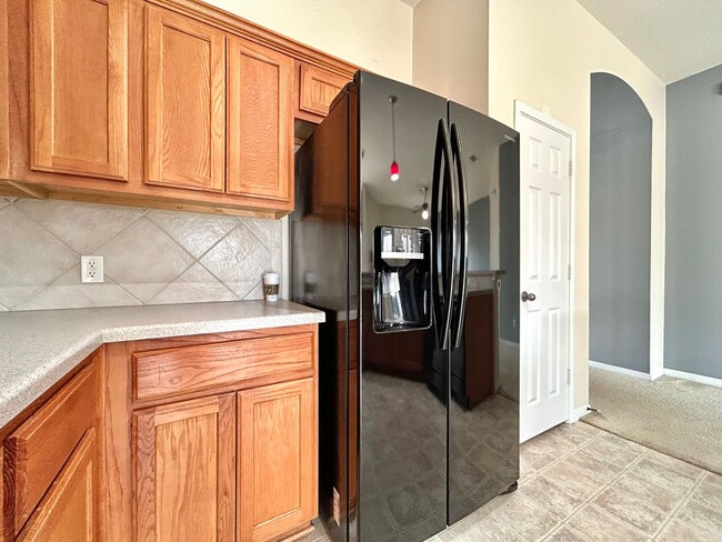 Building Photo - Warm & Cozy 3 Bed / 2 Bath Home with Fenced Yard and 2-Car Garage