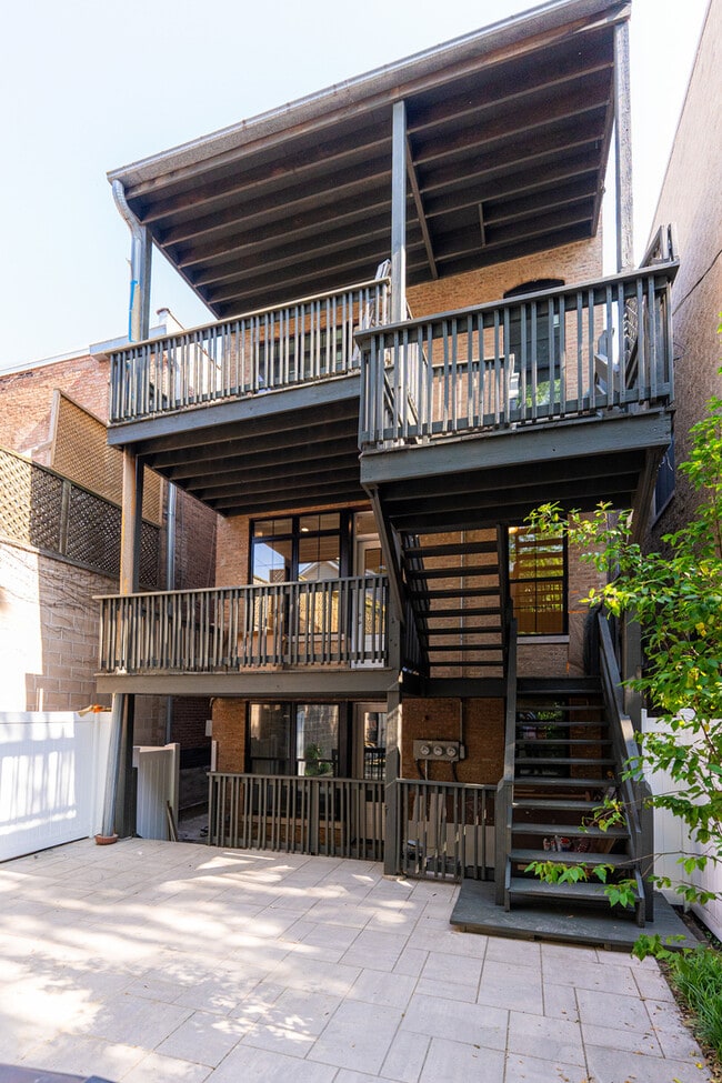 Building Photo - 509 W Armitage Ave