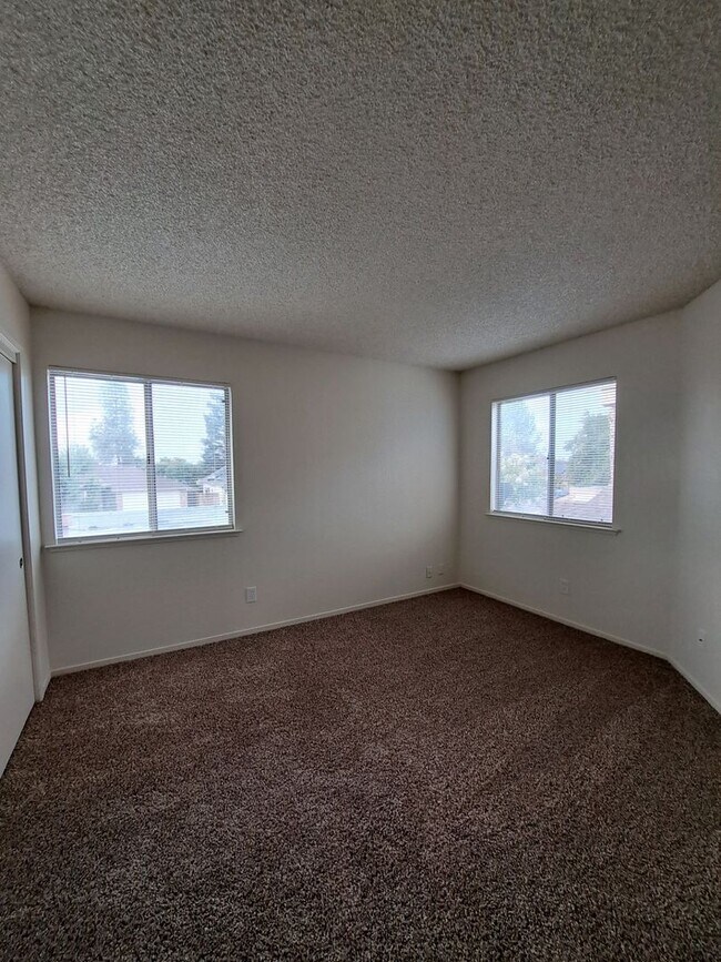 Building Photo - Stunning 2 Story Home with 3BR and a Backyard-Available Now!