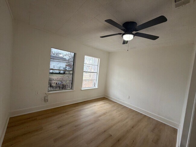 Building Photo - 121 N Spooner St