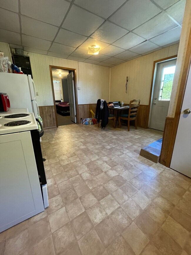 Building Photo - 2 Bedroom Apartment for Rent – Close to UW...