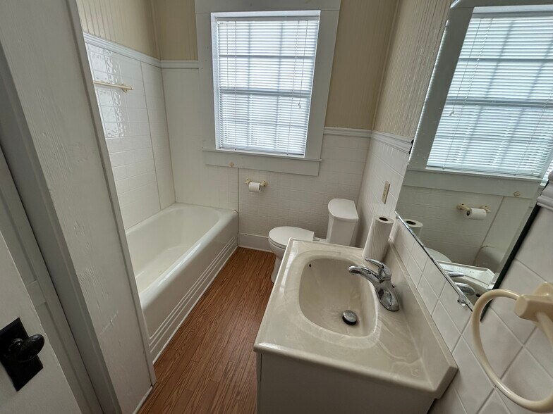 Building Photo - 409 E Barnard St