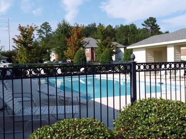 Building Photo - 3 Bedroom/ 2 Bathroom Condo Available in August!