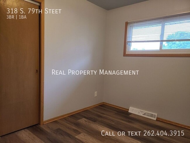 Building Photo - 318 S 79th St