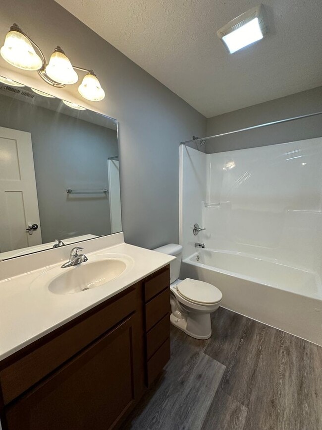 Building Photo - Lovely 3bdrm Home!