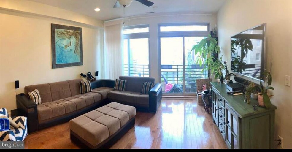 Living Room - 1621 Carpenter St