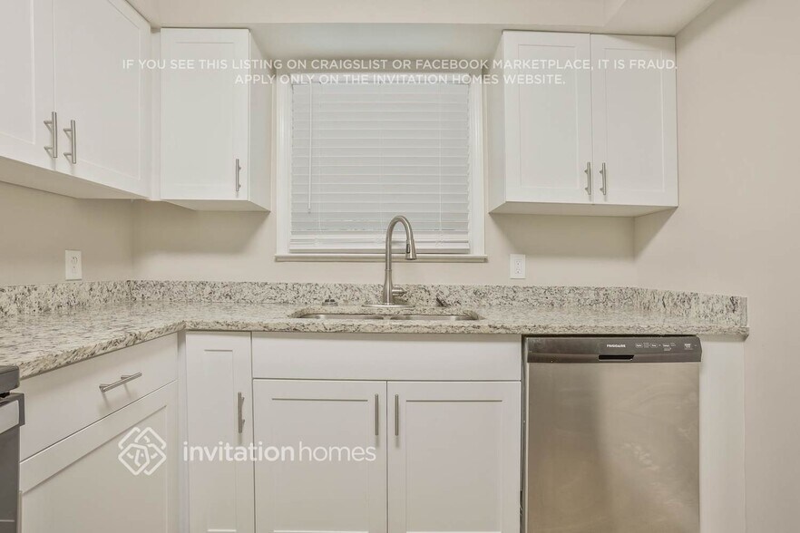 Building Photo - 415 Plainville Dr SW