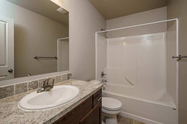 Building Photo - Easy I-205 Access - 3 Bedroom 2.5 Bath Townhouse