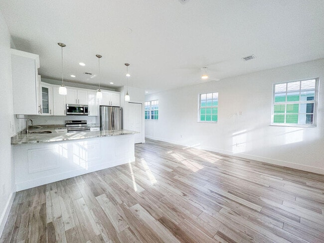 Building Photo - 313 N M St