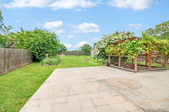 Building Photo - "Discover Your Dream Home: Spacious 3-Bedroom Oasis with Granite Elegance in San Antonio!"