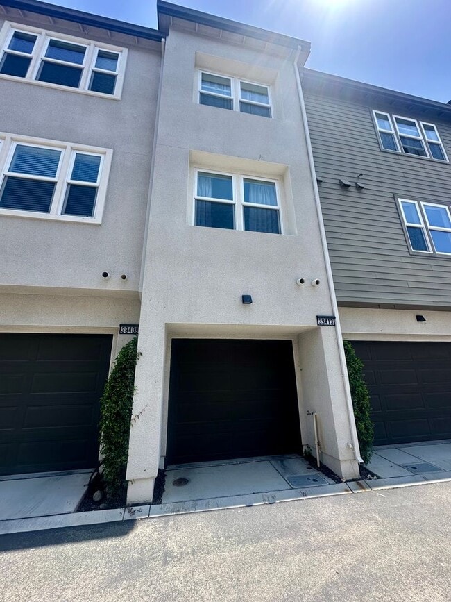 Building Photo - Mission Blvd 2 Bedroom 2 Bath Unit!