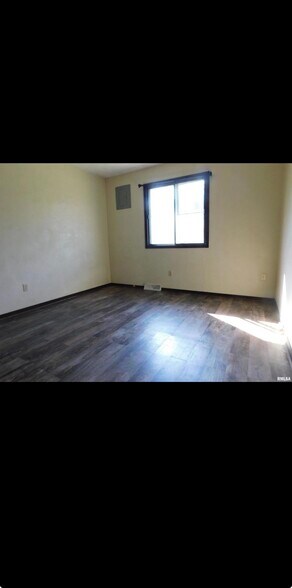 Building Photo - 737 9th St