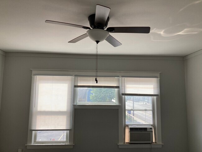 Building Photo - 725 Michigan St NE