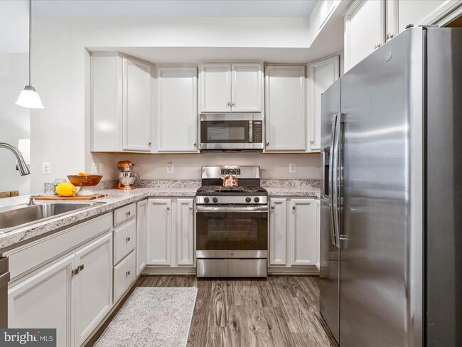 Building Photo - 5940 Etterbeek St