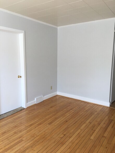 Living room 204 - 204 E 4th St
