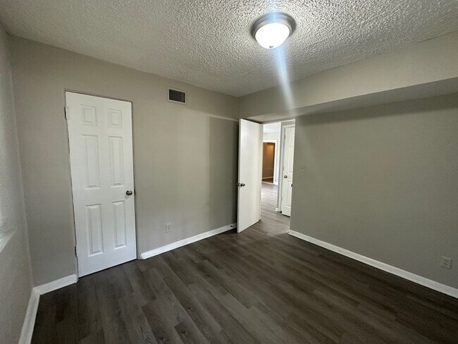 Building Photo - NEWLY RENOVATED 3 bed/2 bath with a FLEX ROOM