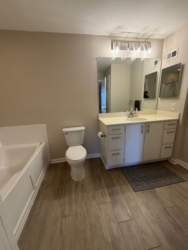 Building Photo - SPACIOUS 2 BEDROOM 2 BATH CONDO WITH LOFT IN KING FARM