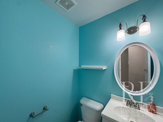Building Photo - Spacious Bremerton Retreat with Designer Kitchen, Large Fenced Yard & Primary Suite