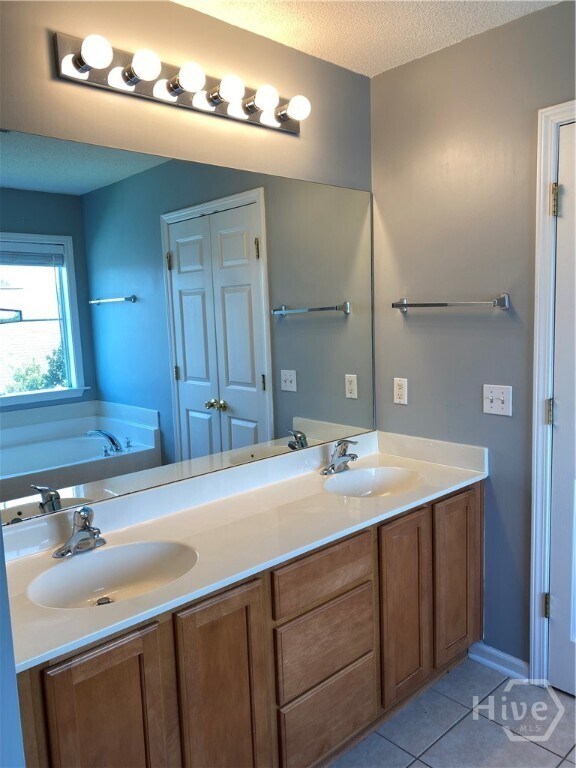 Building Photo - 10 Bushwood Dr