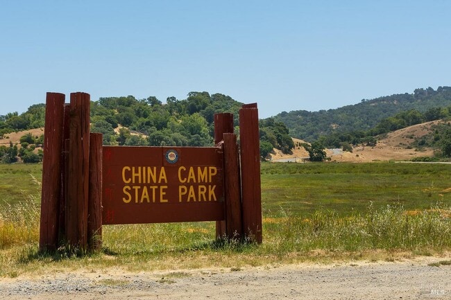 Building Photo - 1100 Bayhills Dr