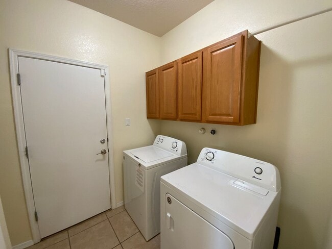Building Photo - 4 Bedroom Single Story Home Available Near...