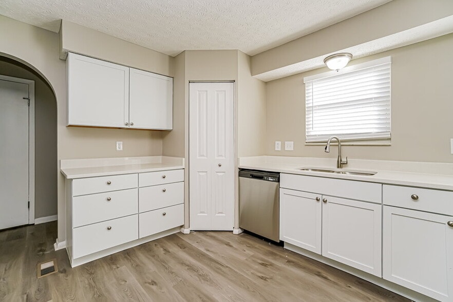 Building Photo - 6047 Rover Ln