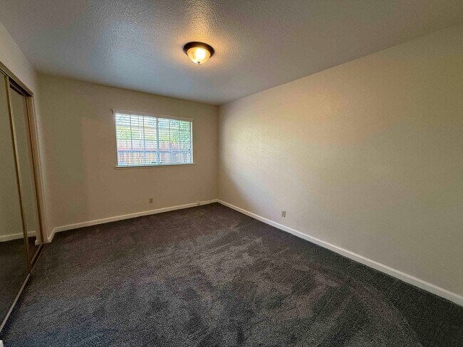 Building Photo - 3 Bed 2 Bath Just a Short Distance to Sac ...