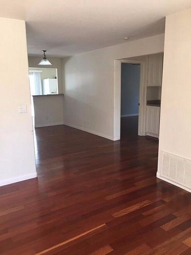 Building Photo - Spacious Beach House