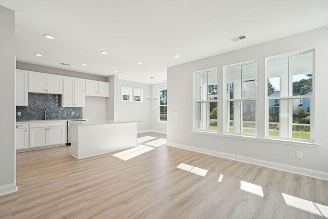 Building Photo - 3 Bedroom 2.5 Bathroom House in Hawthorne ...