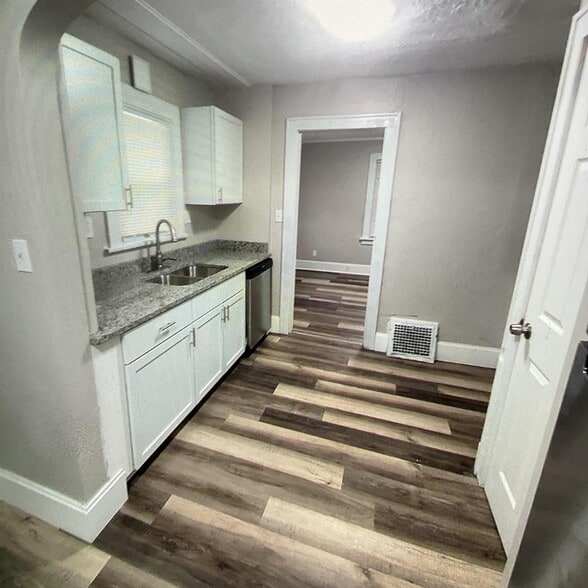 Building Photo - 670 Arbutus Ct
