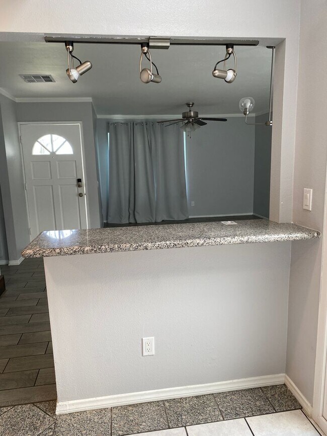 Building Photo - 3-Bedroom Townhome in Desirable Village Pa...