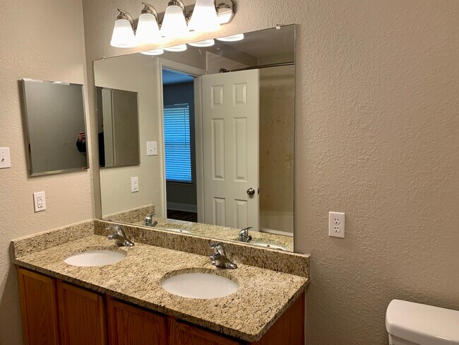 Building Photo - 1709 Southridge Ln