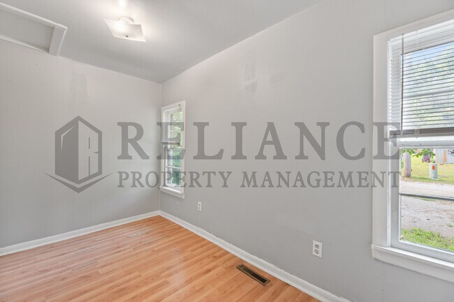 Building Photo - 415 E Vine St